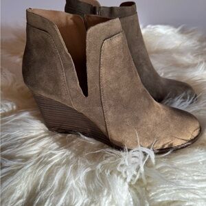 NWOT Lucky Brand Women's Tan Suede Wedge Ankle Boots